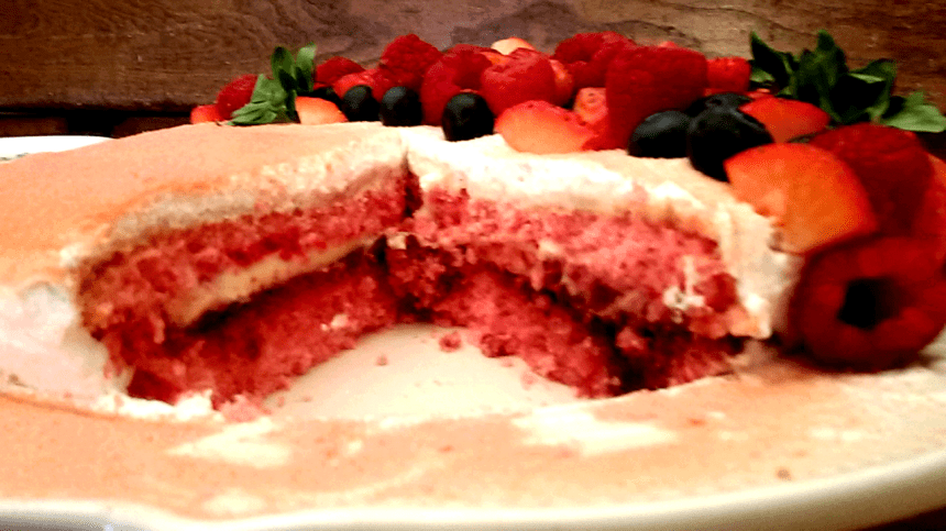 torta-pan-di-spagna-rosa-e-frutti-rossi
