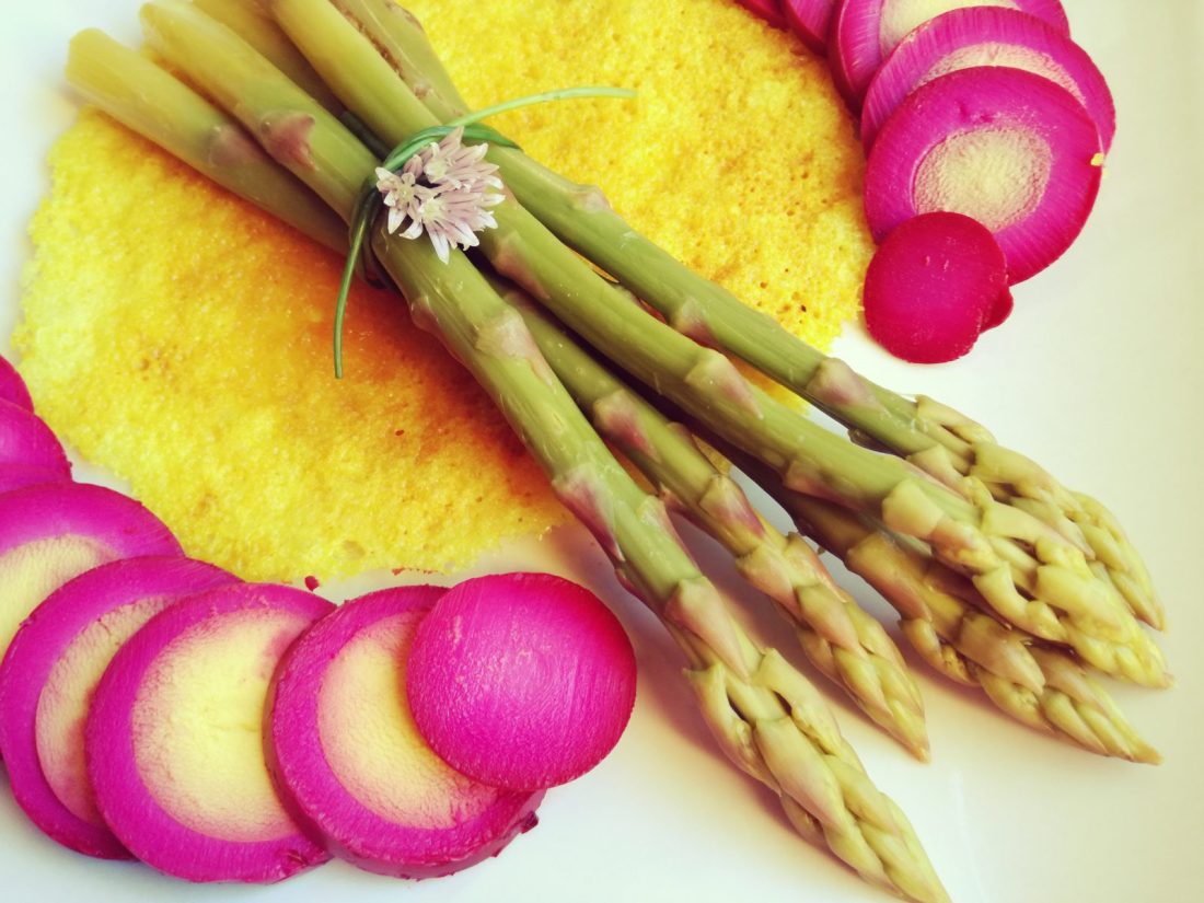 uova-fucsia-asparagi-e-cialdina-di-parmigiano