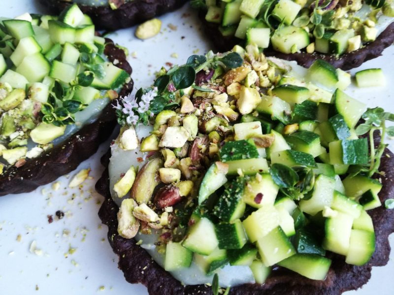 tartelette-al-cacao-con-zucchine-e-pistacchi @fraduefuochi