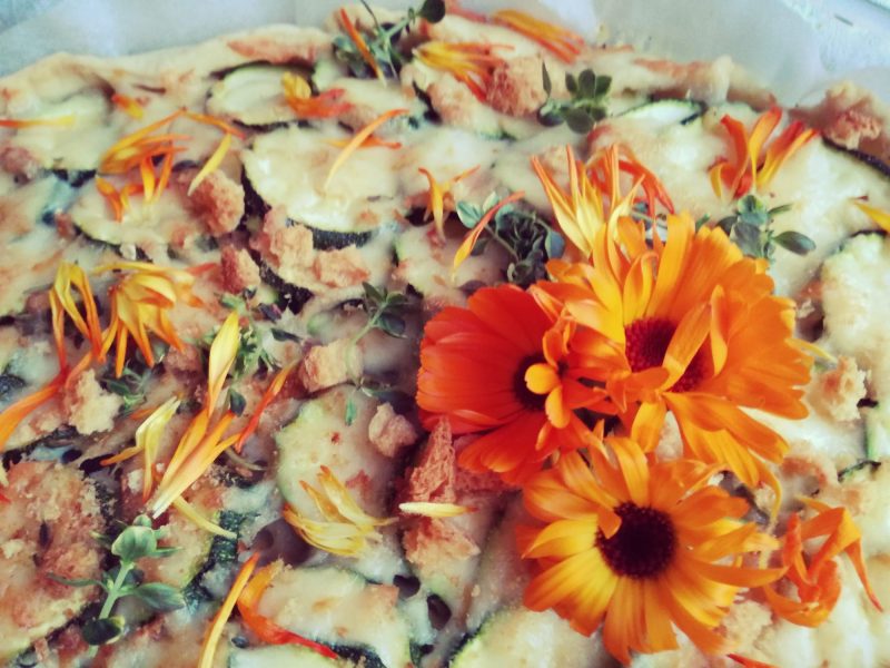 torta-rustica-zucchine-cipolle-fiori-di-calendula @fraduefuochi