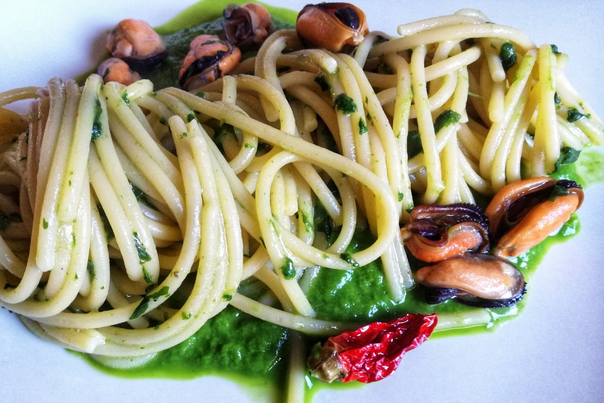 Spaghetti con crema di cime di rapa e cozze – Fraduefuochi