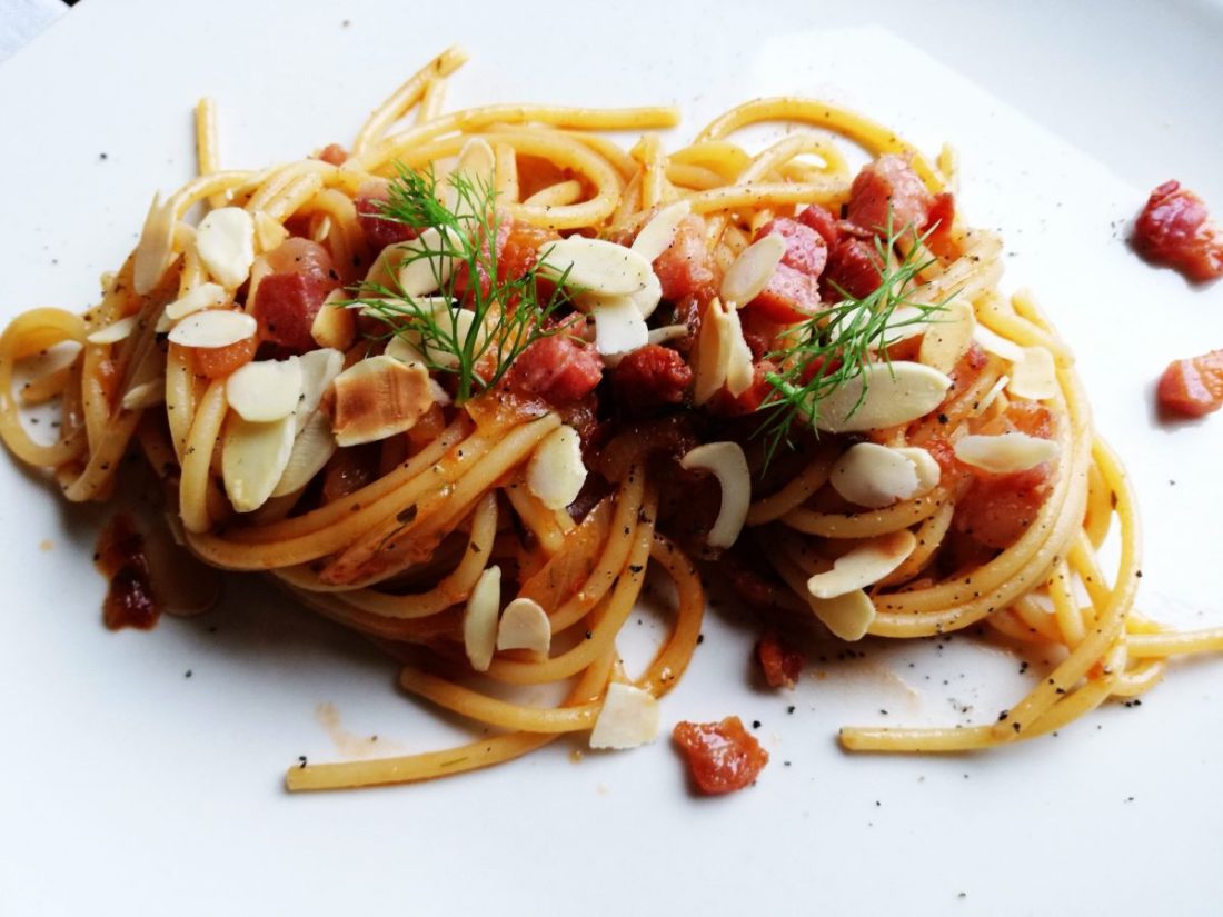 Spaghetti pomodoro, mandorle e barba di finocchio ©Fraduefuochi