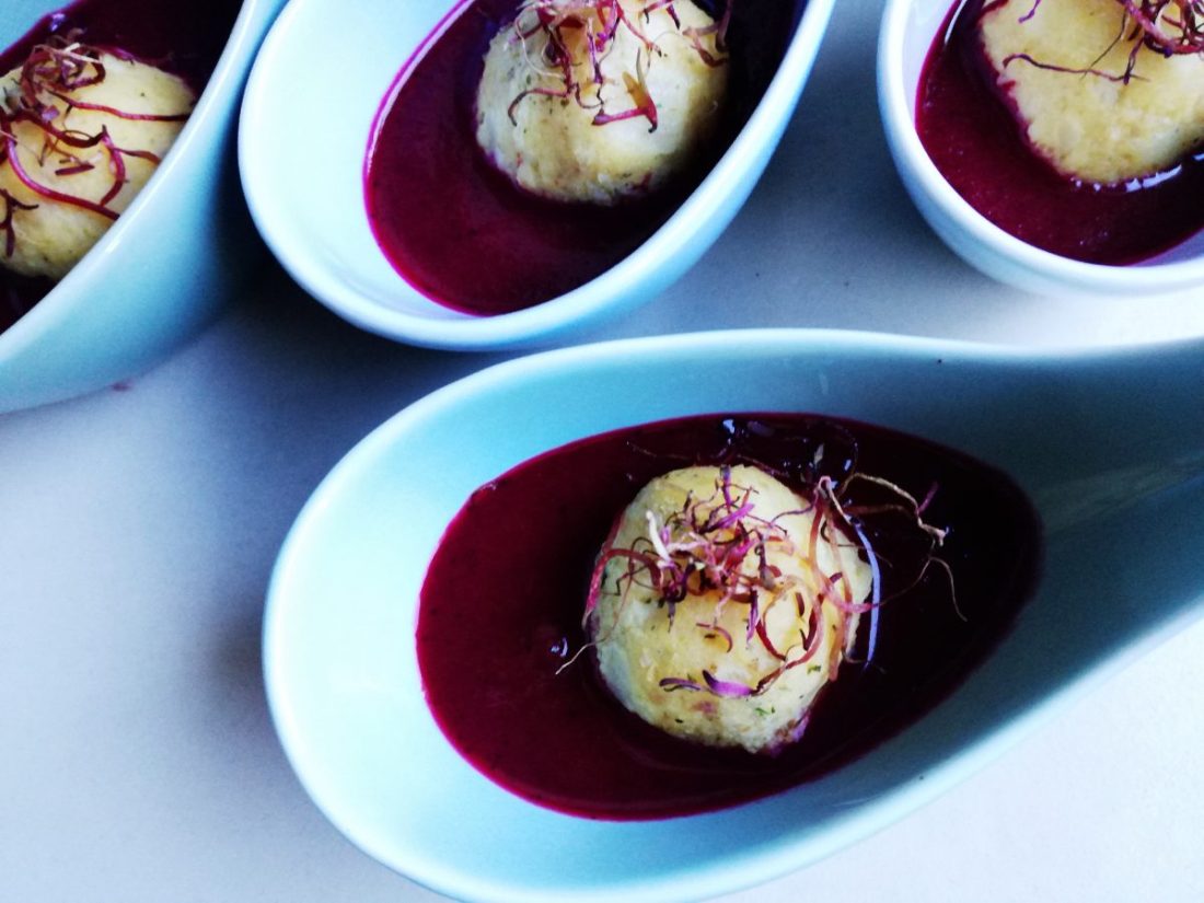 mini canederli su riduzione di rapa rossa ©Fraduefuochi