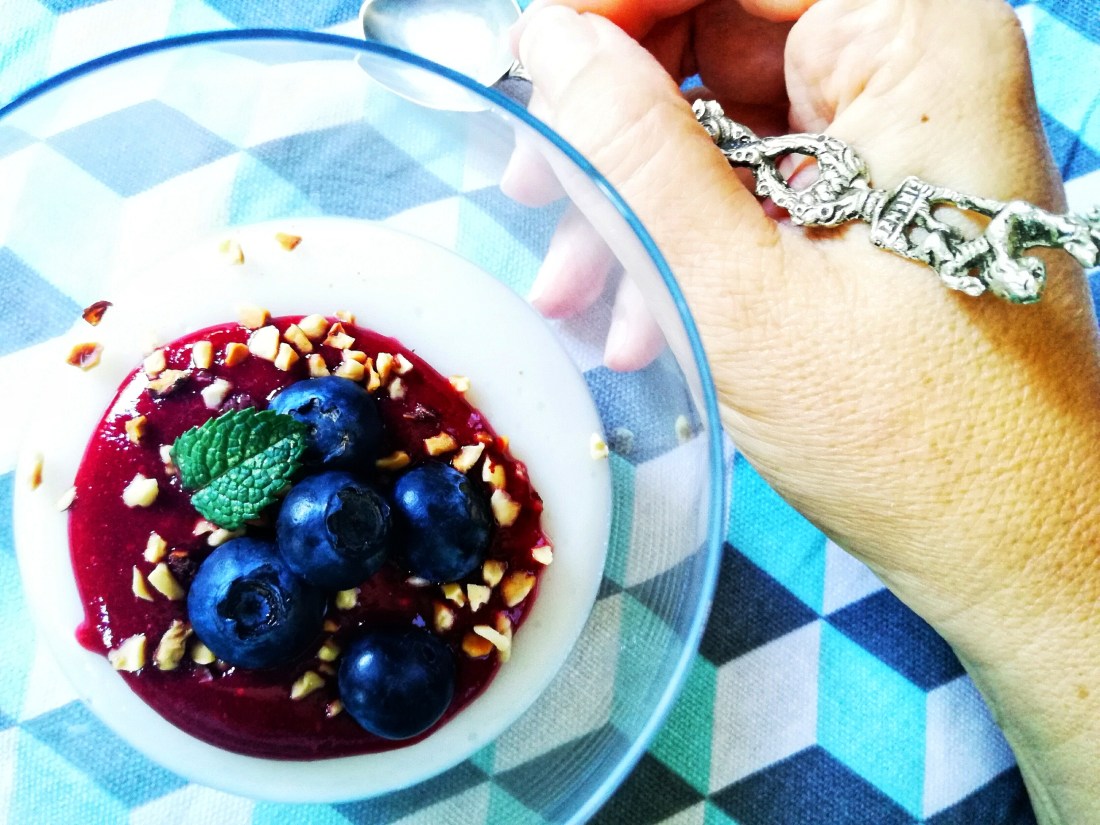 budino di mandorle lamponi e mirtilli ©Fraduefuochi