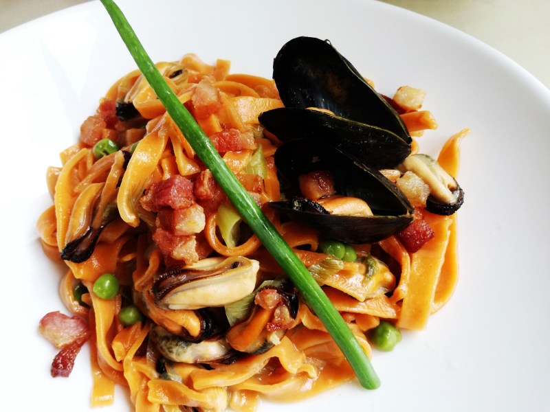Tagliatelle rosse con cozze e ortaggi di primavera ©Fraduefuochi