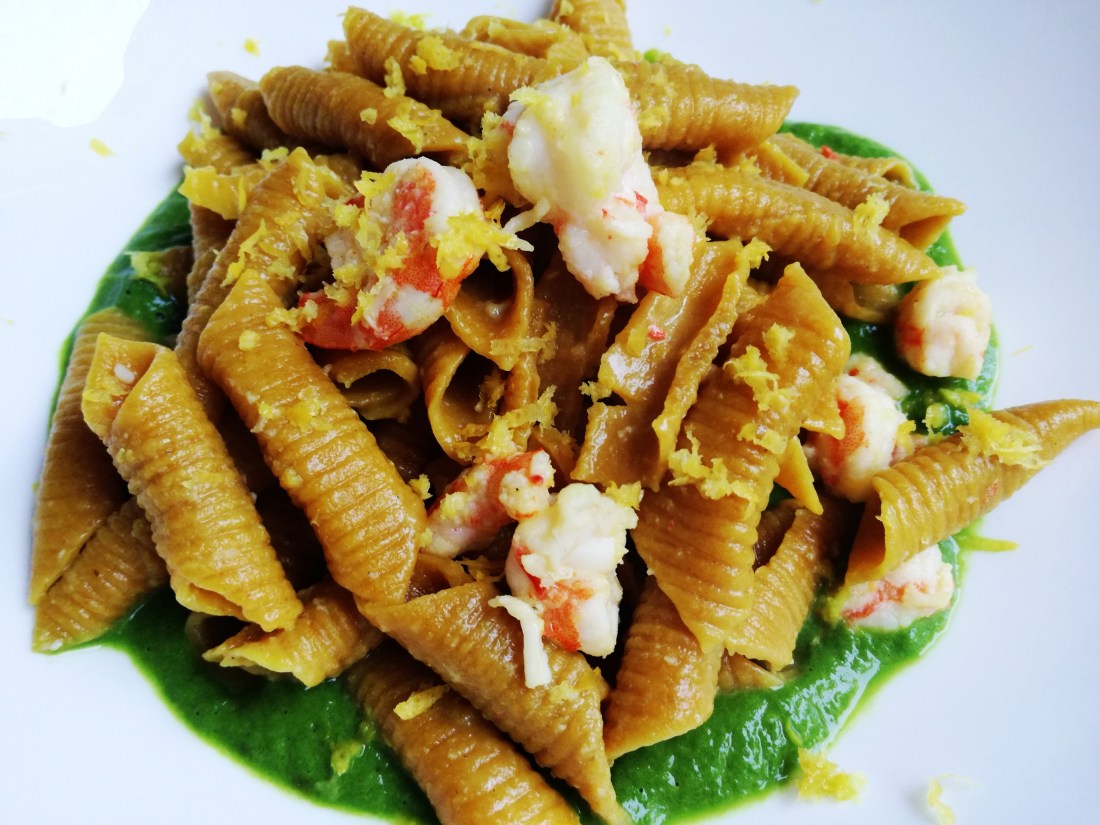 Garganelli allo zafferano con mazzancolle dell’Adriatico e lattuga ©Fraduefuochi