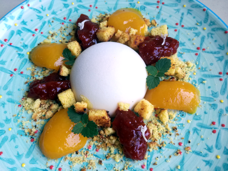 latte in piedi con salsa e composta di peperoni