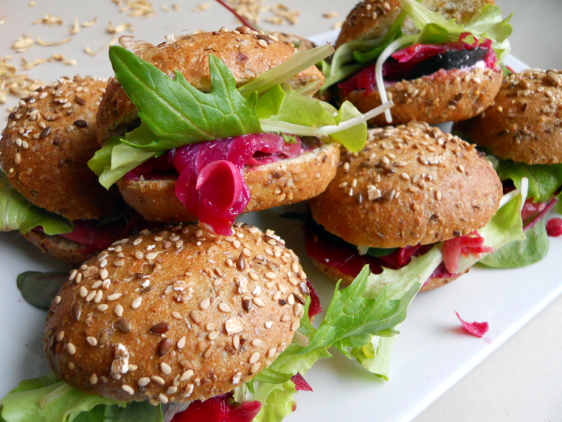 panini al salmone marinato con rapa rossa