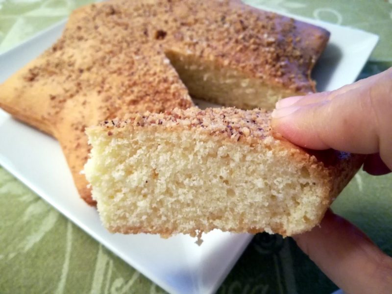 fetta di torta al limone e nocciole