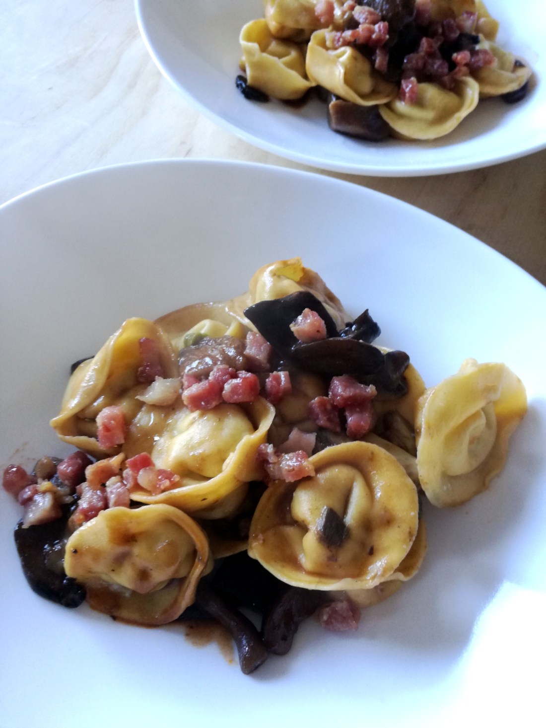 tortelli agli asparagi con funghi e pancetta affumicata