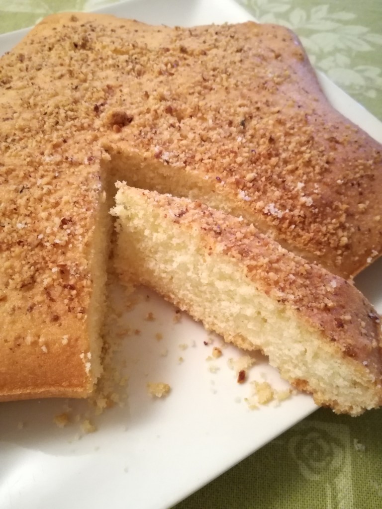 torta al limone con granella di nocciole