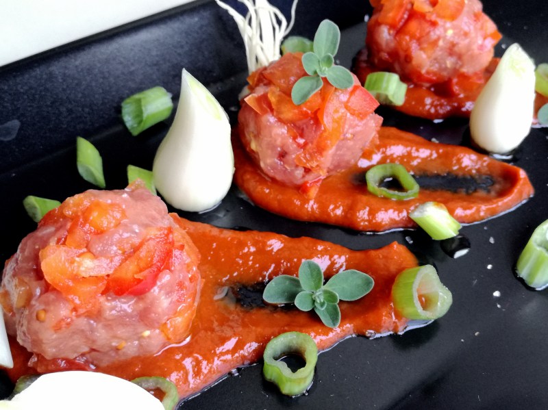 tartare di scottona su salsa di peperoni all'aceto balsamico di Modena IGP