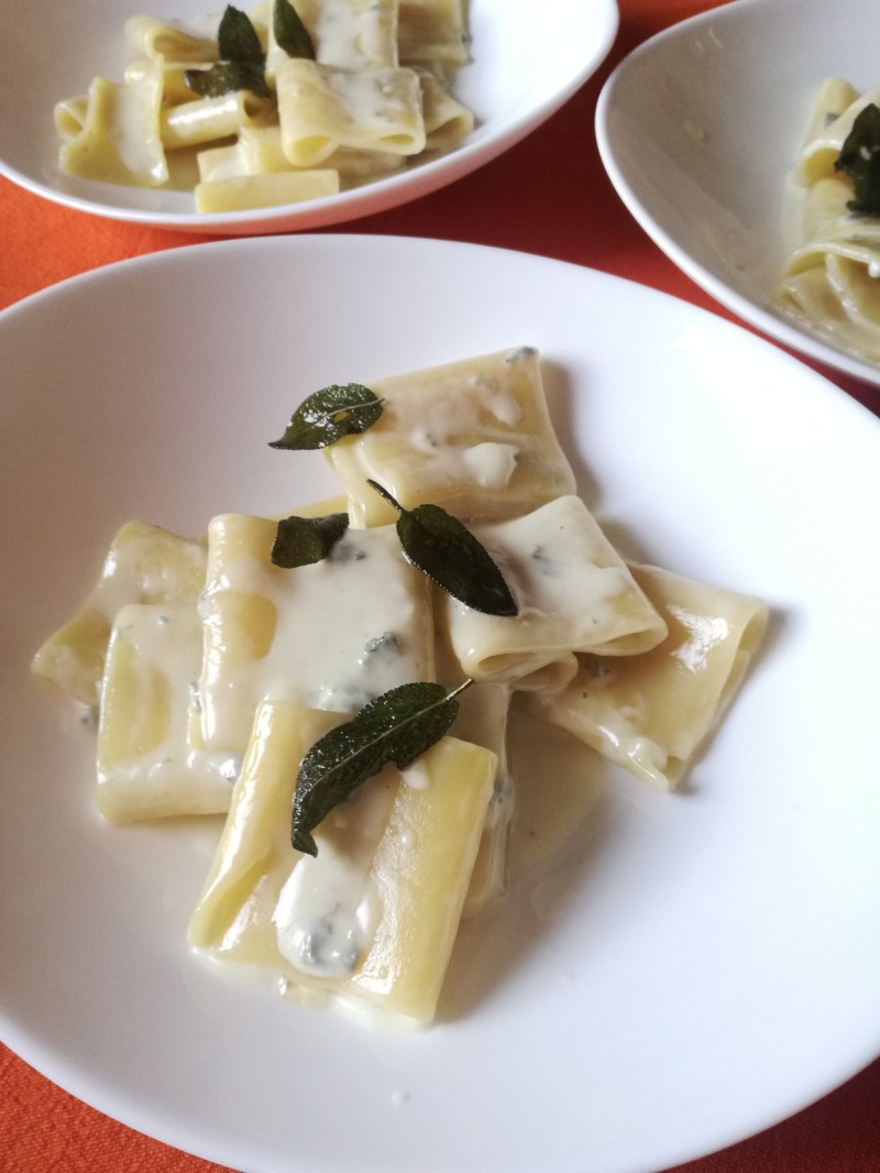 pasta al gorgonzola con salvia fritta