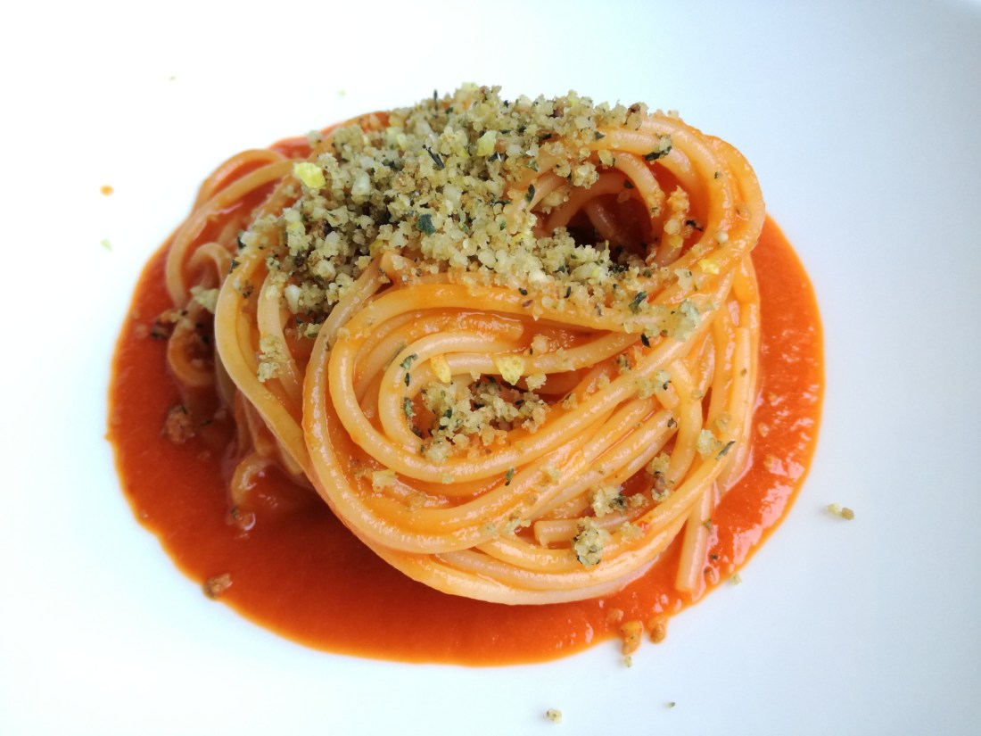 Spaghetti con crema di peperoni arrostiti e crumble aromatico
