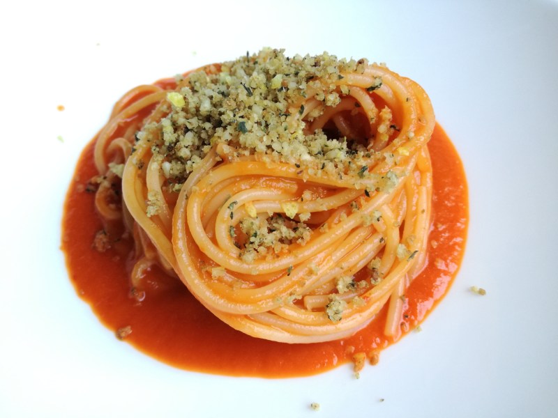 Spaghetti con crema di peperoni arrostiti e crumble aromatico