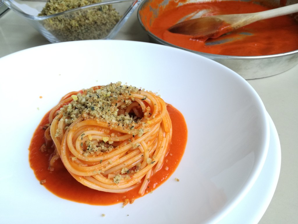 Spaghetti-con-crema-di-peperoni-arrostiti-e-crumble-aromatico