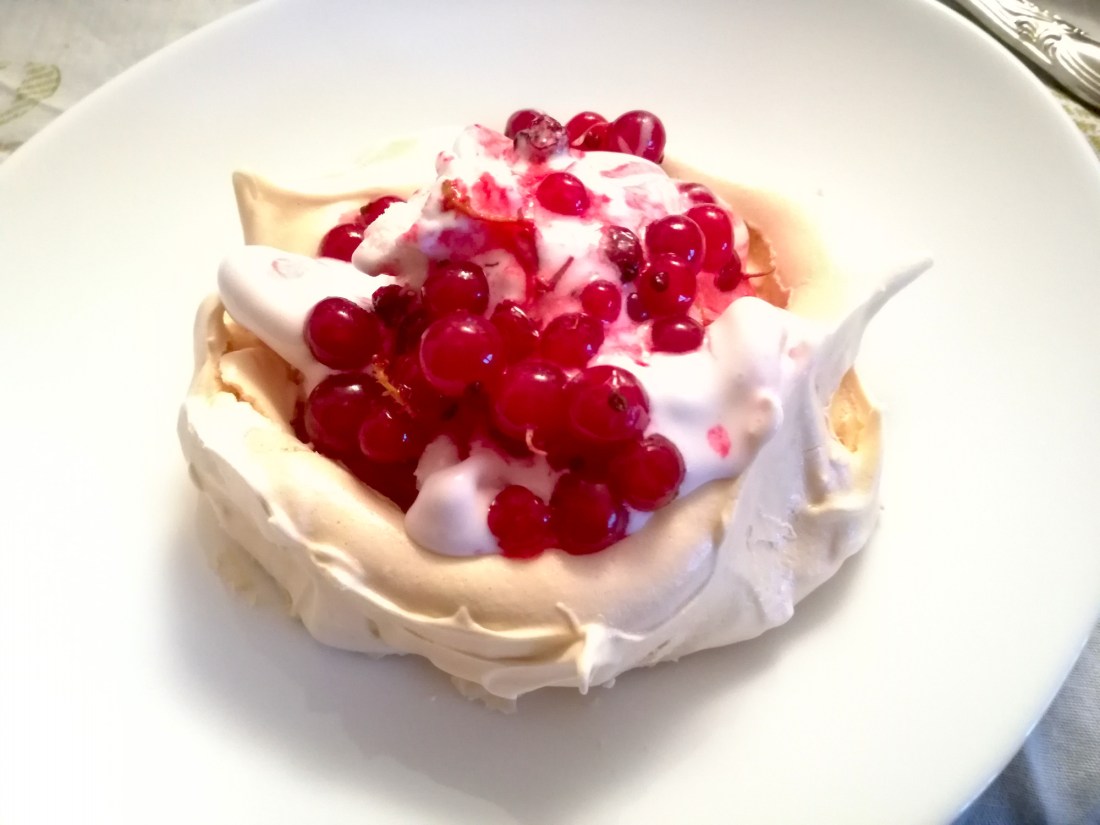 mini pavlova con gelato yogurt e frutti di bosco