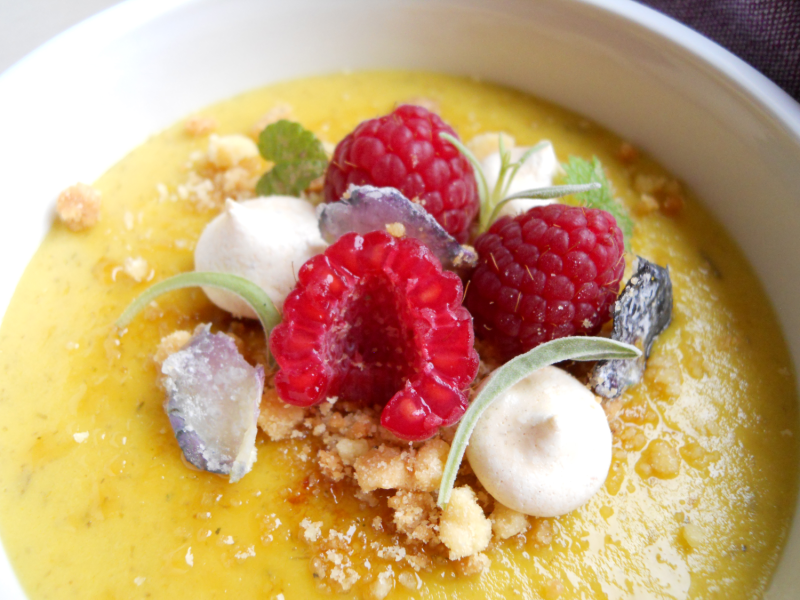 crema alla camomilla con viole candite e meringhe lavanda