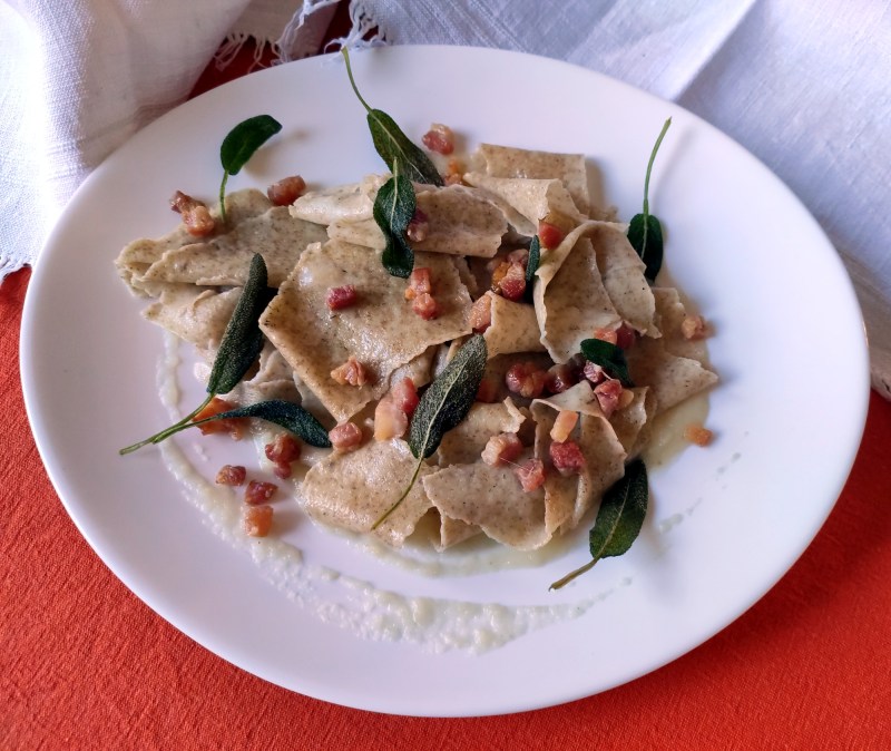 stianconi di segale con salsa di pere e pancetta