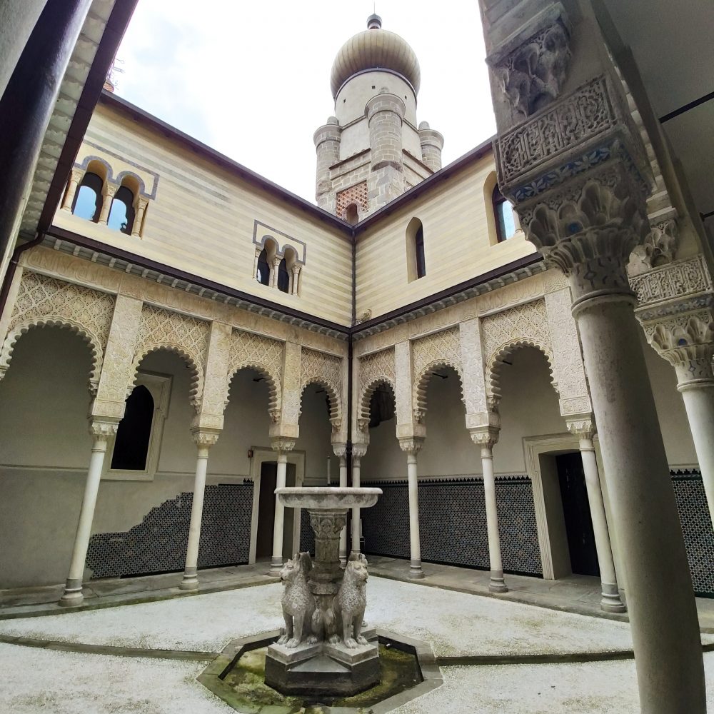 Rocchetta Mattei - cortile dei leoni