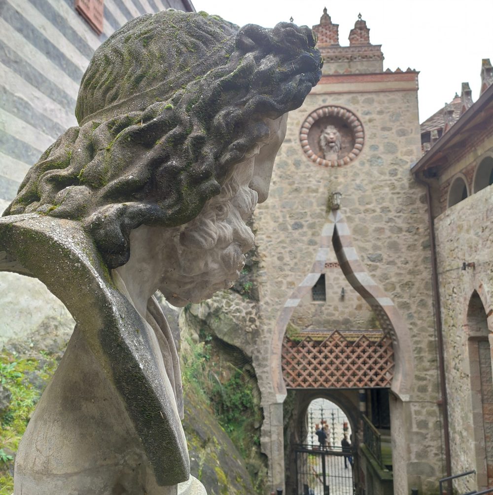 Rocchetta Mattei scalone d'ingresso