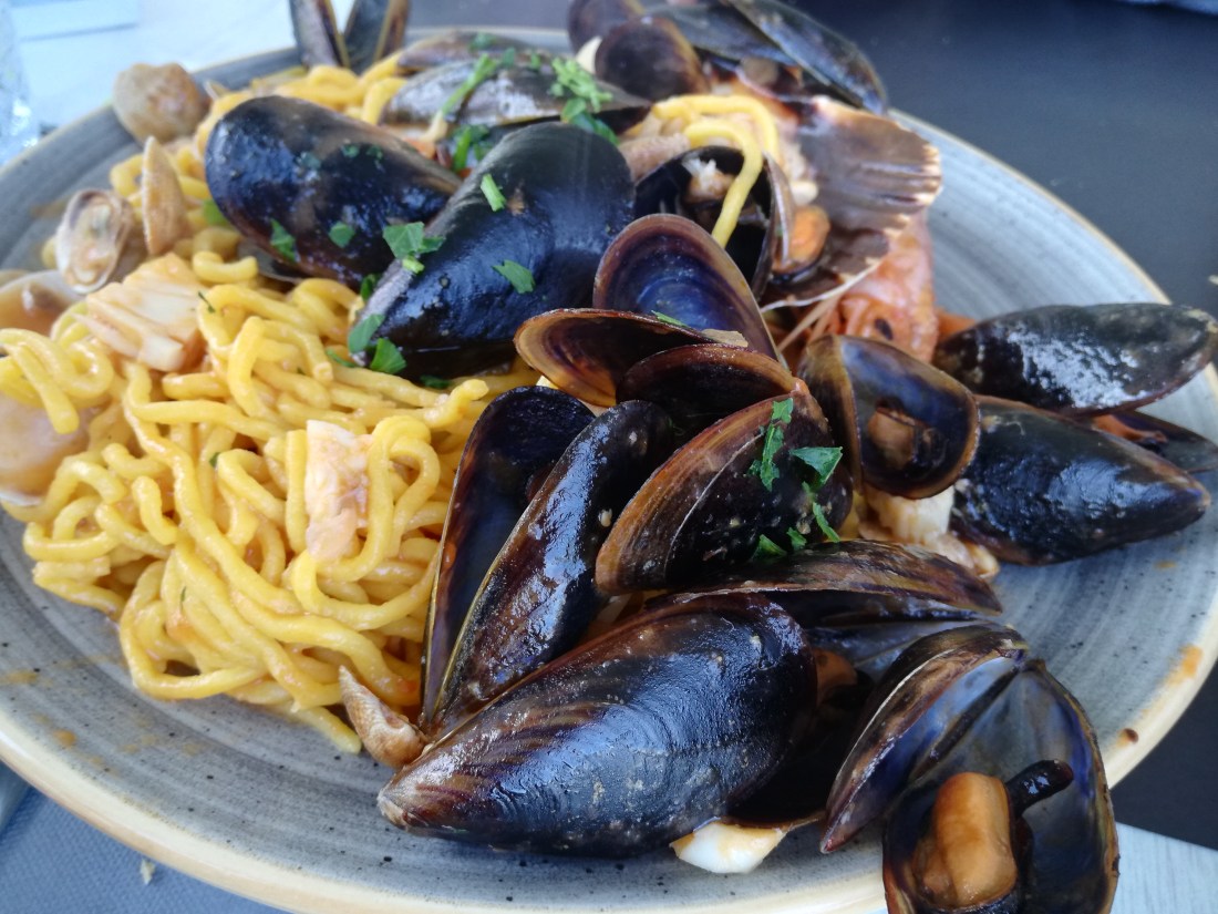 spaghetti di pasta all'uovo allo scoglio