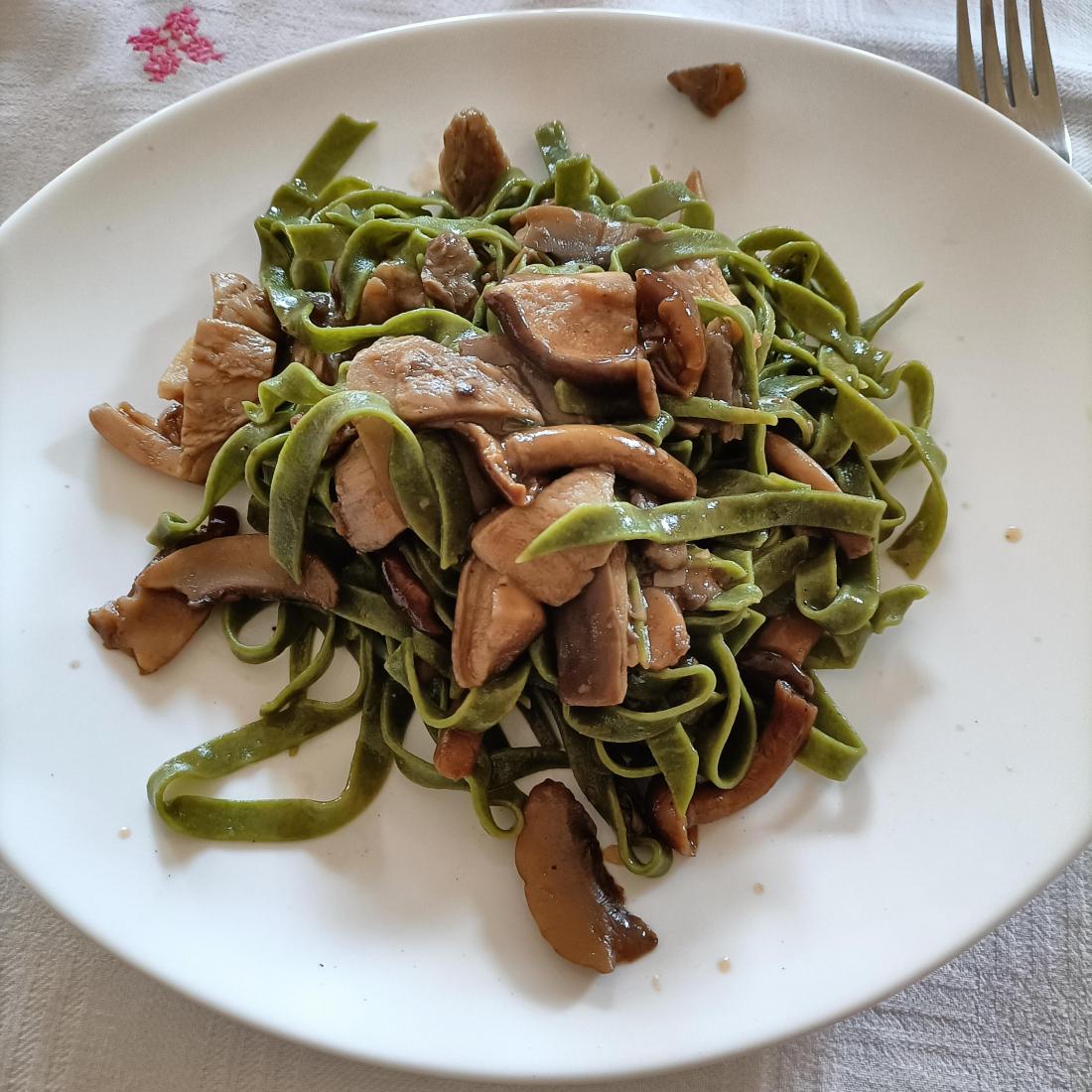 tagliatelle verdi ai funghi